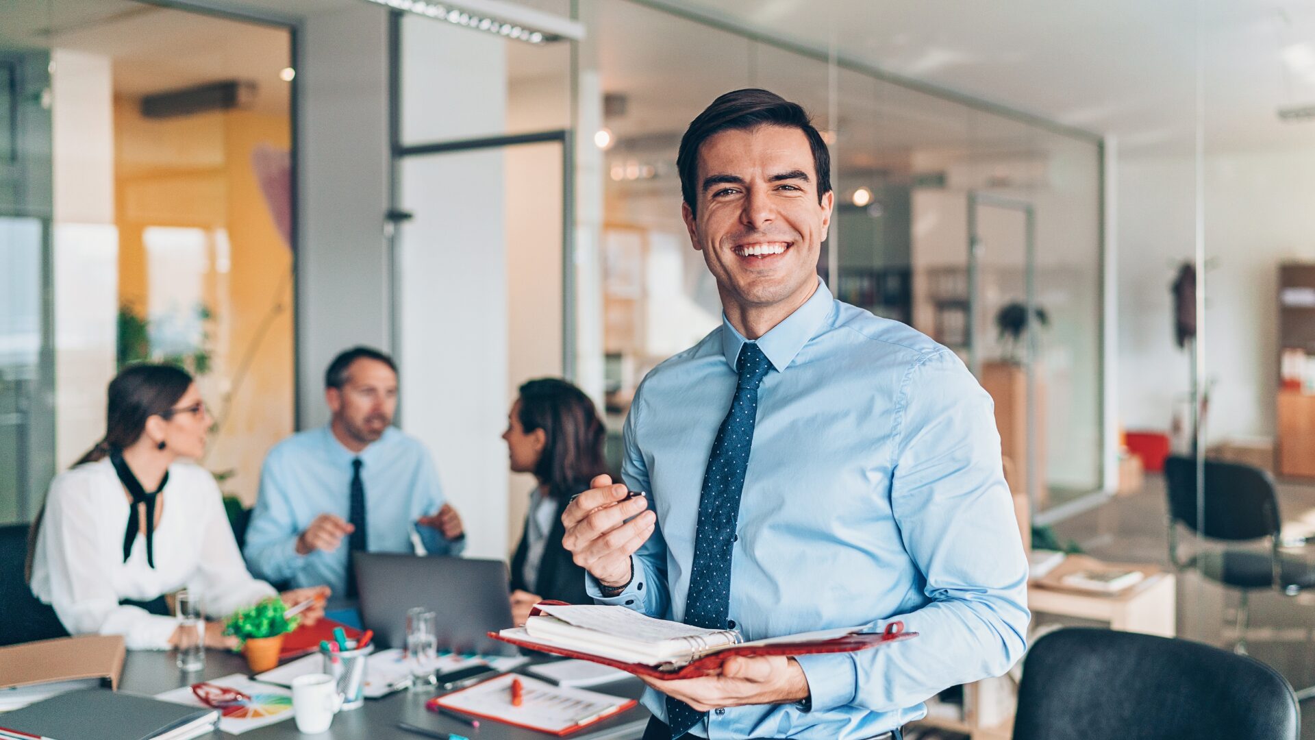 Key Traits of a Great Office Manager in a Hybrid Work Environment